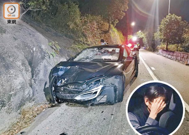 Tesla車頭凹陷。司機（圓圖）在場助查。（馬竟峯攝）