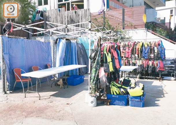 黃子洋經營的水上活動店舊舖被拆，惟有人將大量用品放在官地上繼續「擺檔」。