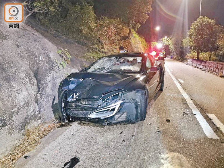 Tesla車頭損毀。