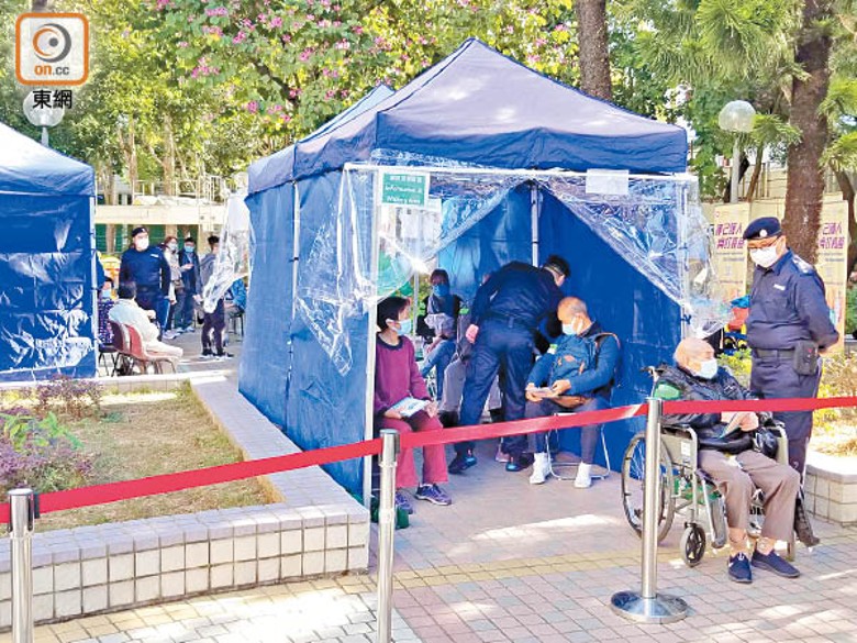 政府架起帳篷供市民休息。