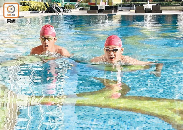 李港飛（左）及葉偉發期望以20分鐘完成維港泳賽事。