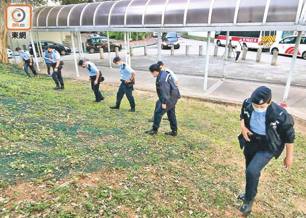 警員在現場一帶搜索。