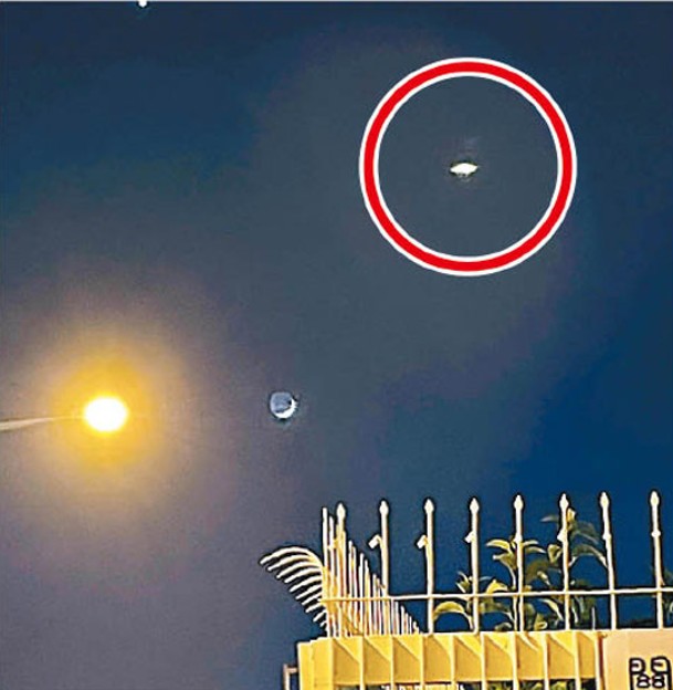 天水圍：讀者指拍攝月色時，疑見到不明飛行物體（紅圈示）。