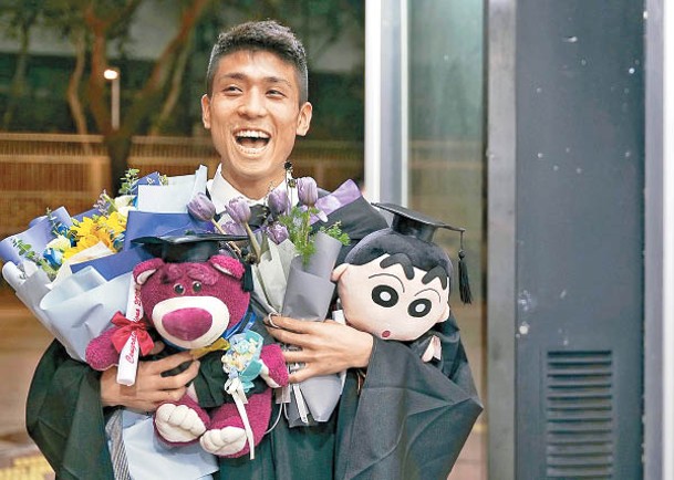 鄒家成被校方安排以「通識學士學位」畢業。