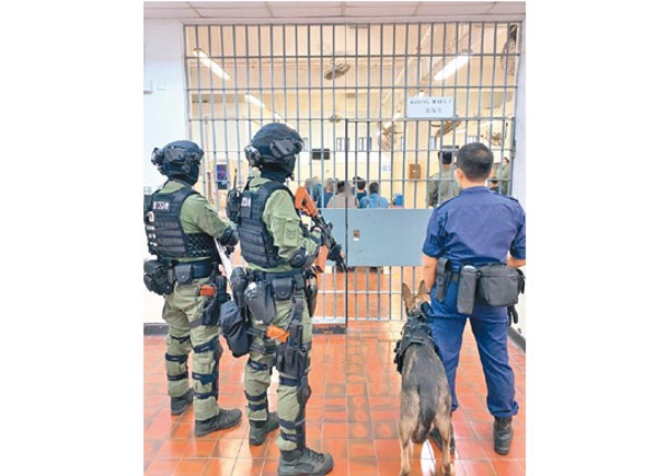 區域應變隊及警衛犬隊到東頭懲教所支援。