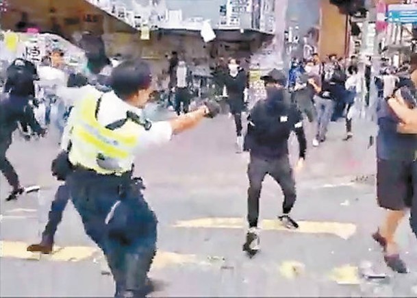 事發時警員向示威者開槍。