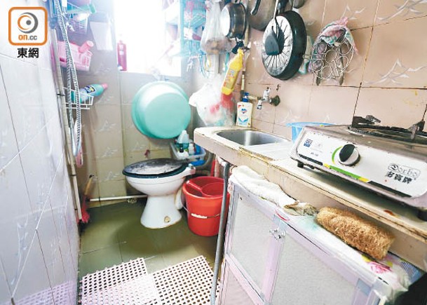本港劏房環境擠迫，部分廚廁更同處一室，衞生情況堪憂。