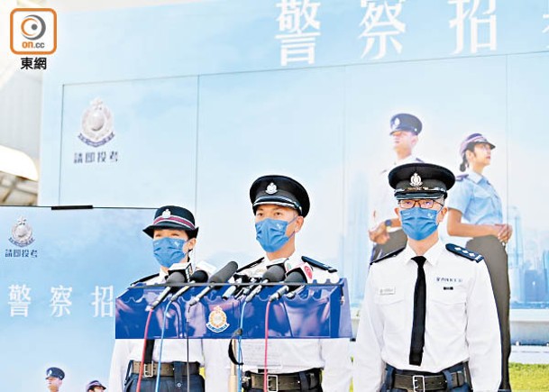陳純青（中）表示，今年見習督察及警員的取錄人數較去年上升。