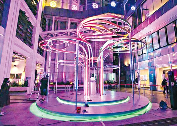 市建局於茂蘿街設立首棵高達4.5米的互動光影「許願樹」。