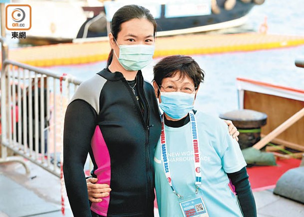 年紀最大的參賽者梁宛凝（右）與女兒周敏怡一同參加優悠組。