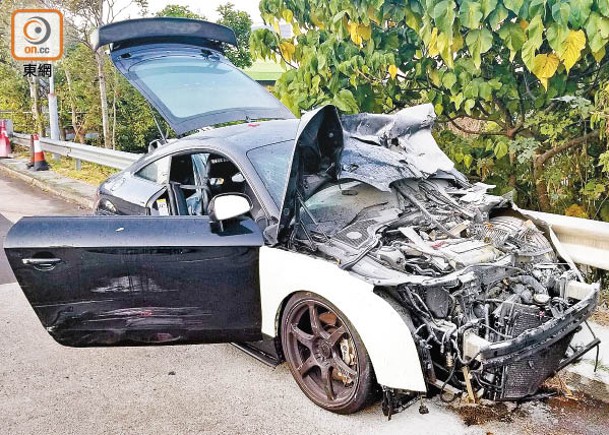 香港仔：私家車車頭損毀。（胡德威攝）