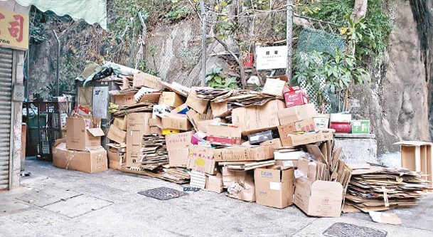 觀塘：聯安街有大量垃圾囤積。