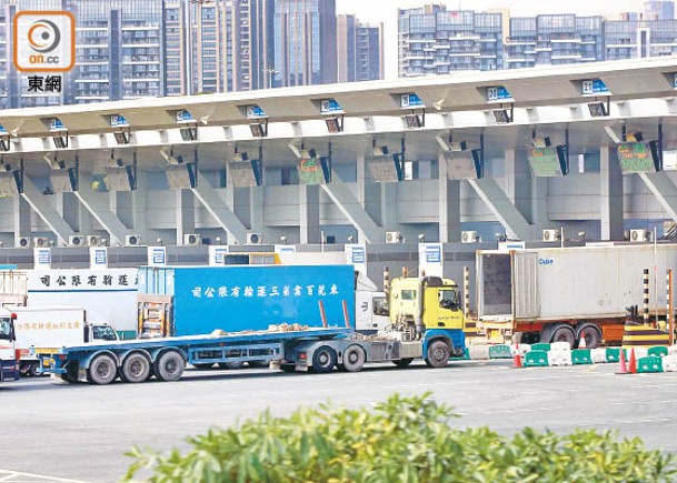 疫情下本港跨境車司機人數大跌，由原本有1.3萬名從業員跌至不足8,000人。