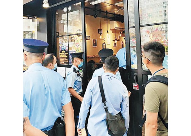 葵涌：警員進入食肆內巡查。