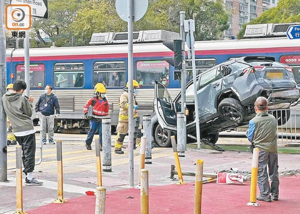 私家車車尾擱於鐵欄上。