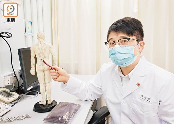 中醫師陳俊偉指，強直性脊椎炎於年輕男性較常見。