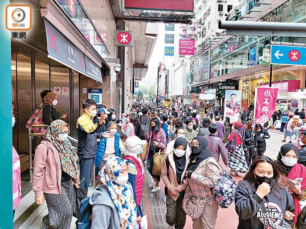 港鐵銅鑼灣站：銅鑼灣港鐵站往記利佐治街E出口，一度實施人流管制。（張開裕攝）