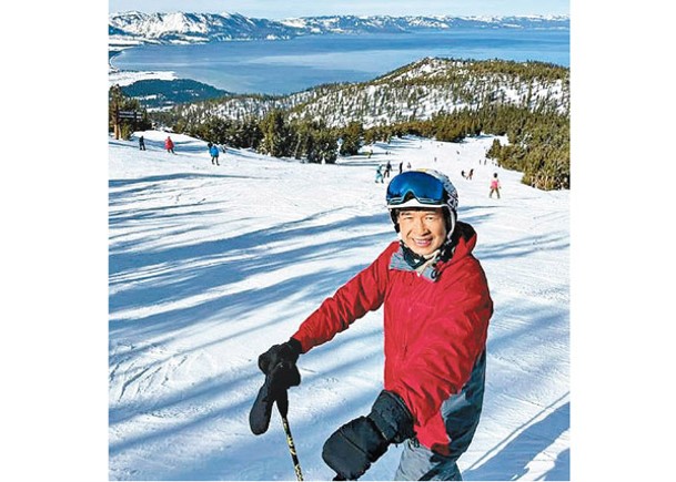 單仲偕上傳喺美國加州滑雪嘅相片。