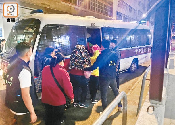 19人在荃灣網上百家樂賭檔被捕。