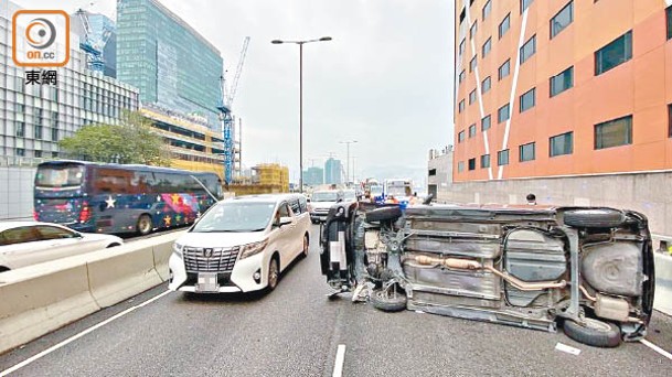 九龍灣：七人車於觀塘繞道撞壆後翻側。（李國健攝）