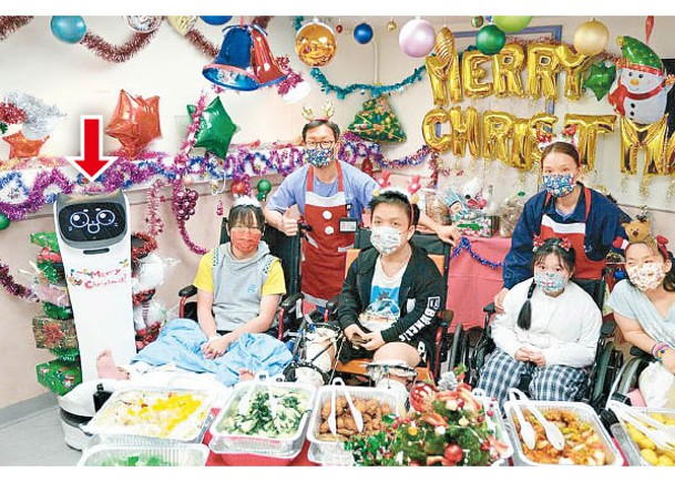 根德公爵夫人兒童醫院醫護聯同機械貓阿寶（箭嘴示），為病童慶祝節日。