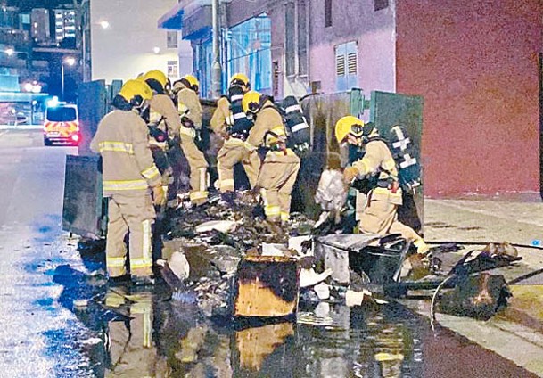 香港仔：環保斗內一批回收物料及雜物焚毀。