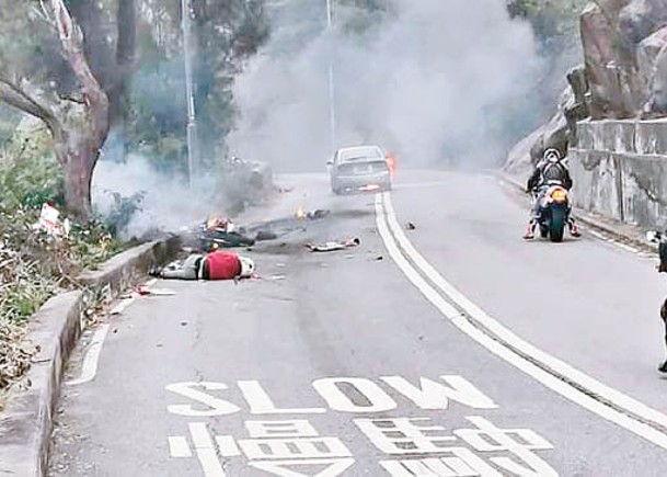 鐵騎士倒臥地上，兩車意外後起火焚燒。