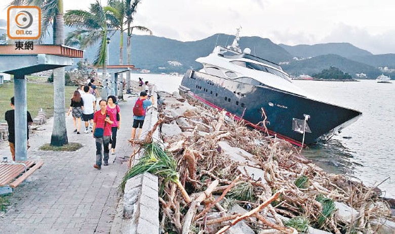2018年超強颱風「山竹」襲港，西貢有遊艇擱淺。