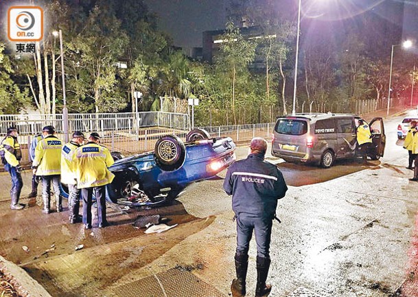 尖沙咀：私家車撞向客貨車後翻轉。（梁國雄攝）