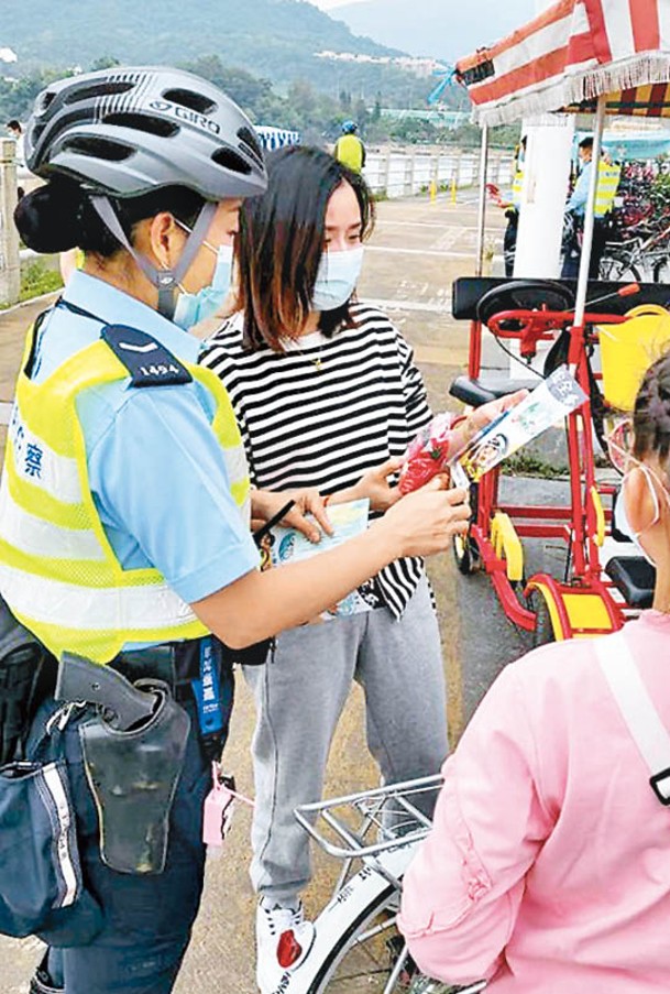 警方新界北進行有關單車宣傳及執法工作。