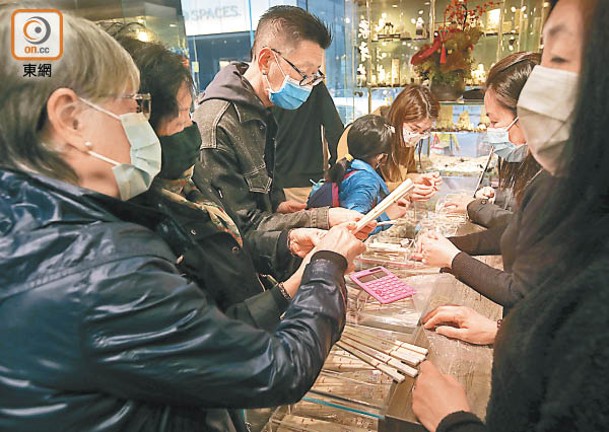 過去數天，市民多購買單價低的筷子、首飾來留為紀念。