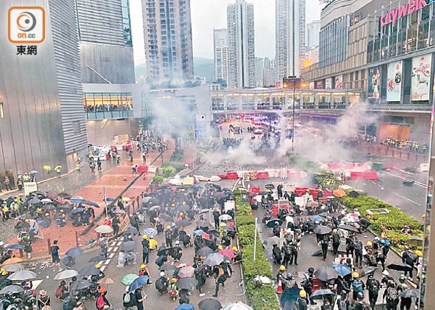 荃灣示威襲警  家務助理囚3個月