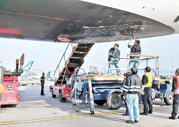 當年意外後，工作人員檢查涉事客機。