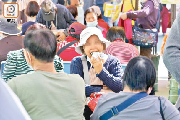 有市民無視防疫指引，迫不及待即場「偷食」。