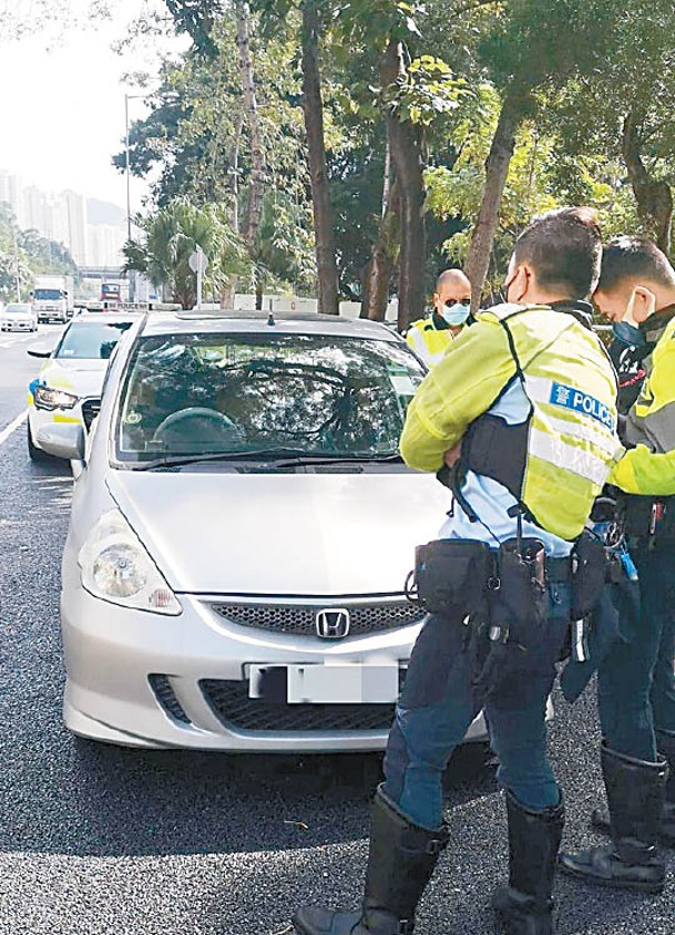 警員在龍翔道截查私家車。