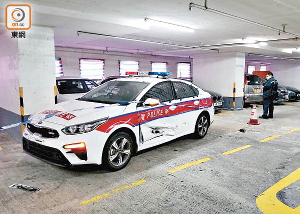 警車被撞凹。（袁以諾攝）