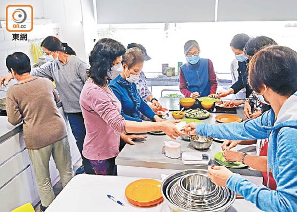 康健站設有烹飪班供居民免費參與。（李志湧攝）