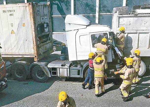 消防拯救被困的貨櫃車司機。