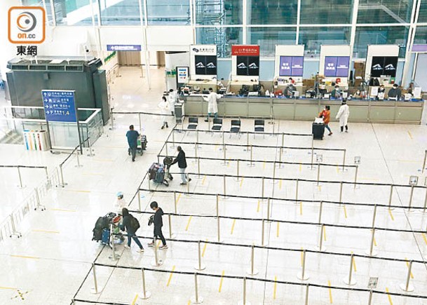 港府本周六起禁止八個國家的客機抵港，為期兩星期。