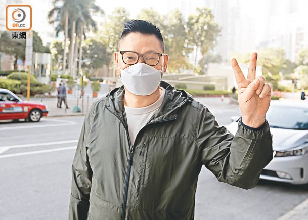 王培宏離開法庭時舉起勝利手勢。（黃偉邦攝）