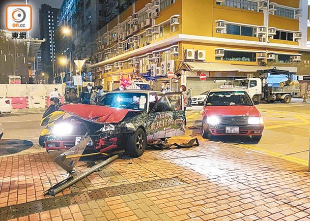 的士失控連撼兩車  釀一傷