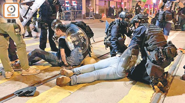 警方當晚在場拘捕示威者。