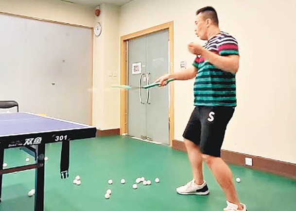 政情：黃偉鴻向乒乓教練挑機  用雙節棍比球技