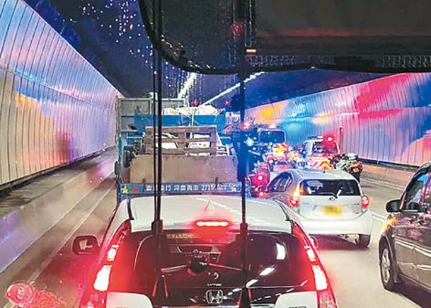 大欖隧道：隧道行車一度受阻。