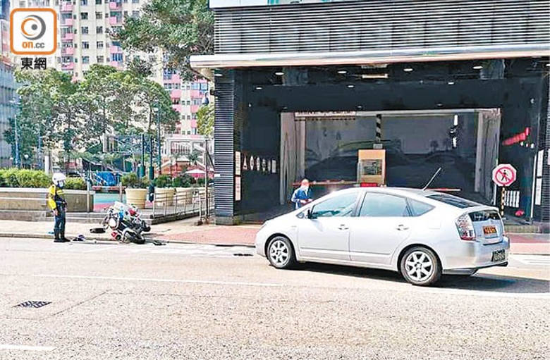 鰂魚涌：警察電單車捱撞翻側，涉事私家車則停於路中。