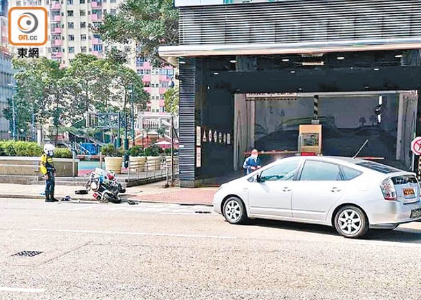 鰂魚涌：警察電單車捱撞翻側，涉事私家車則停於路中。