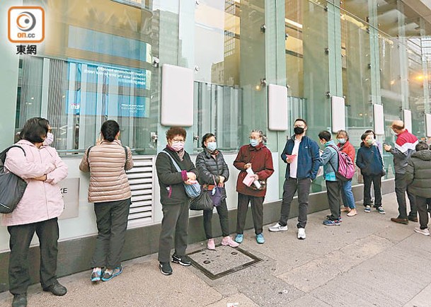 天氣寒冷無阻市民在銀行外排隊等候。