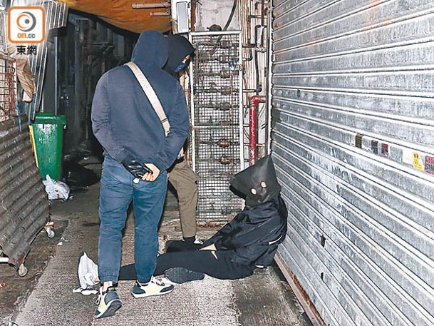 被捕疑犯有黑幫「和勝和」背景。（沈厚錚攝）