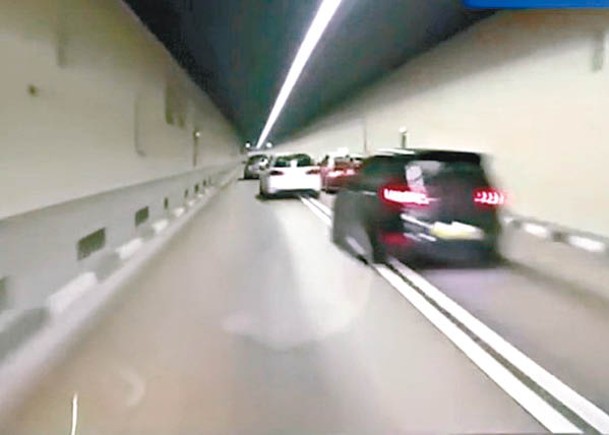 辣車在隧道內胡亂切線狂飆。