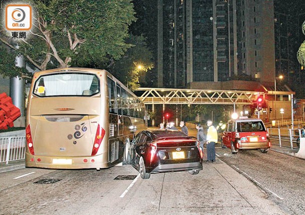 涉事私家車撞開的士及另一輛私家車逃去。（楊日權攝）